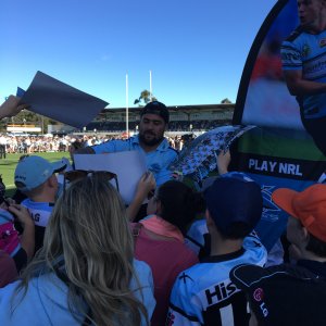 Andrew Fifita signing autographs at Shark Park, Tue 27-Sep-2016