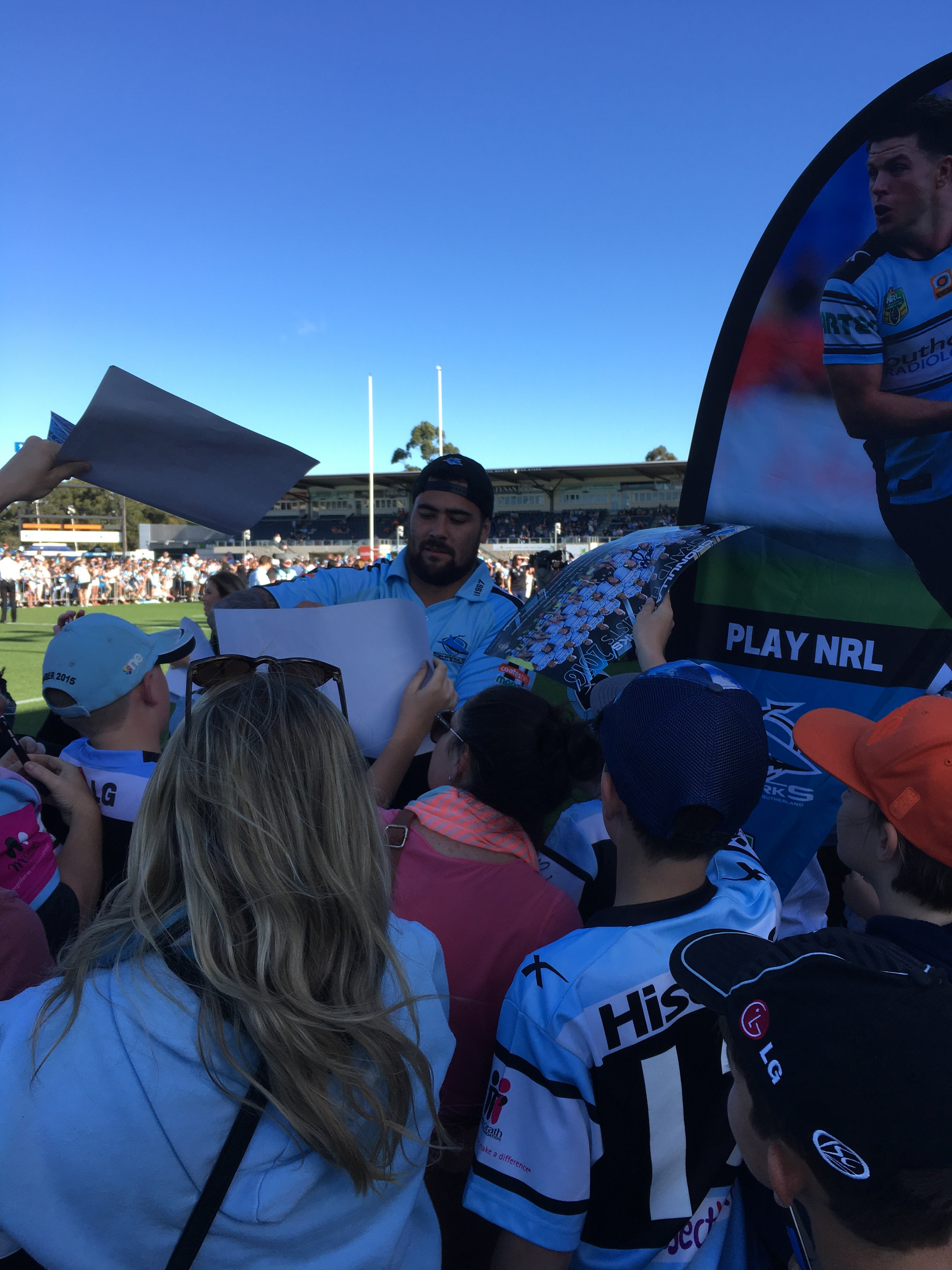 Andrew Fifita signing autographs at Shark Park, Tue 27-Sep-2016